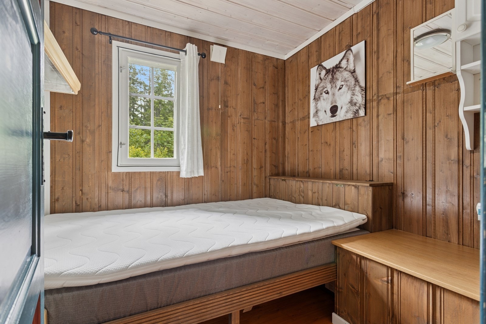 Det er to soverom i hytta. Soverom 1 med plass til seng og kommode. Galleribilde