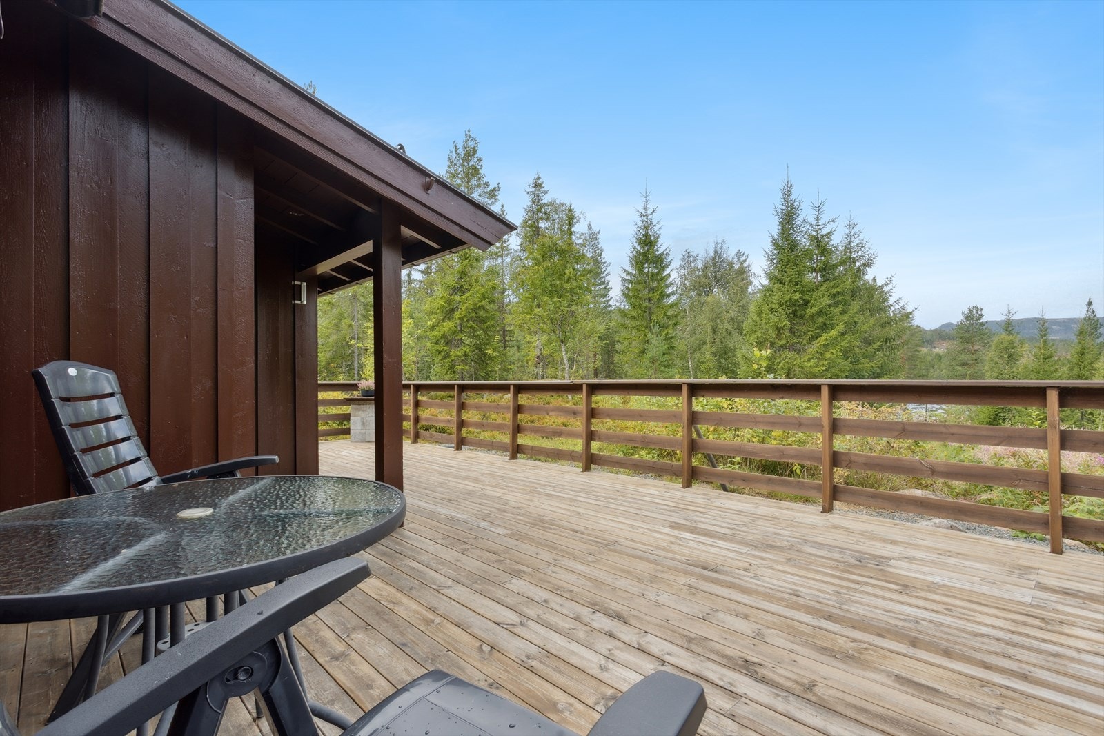 Her kan du sitte og nyte den flotte naturen som omgir eiendommen. Galleribilde