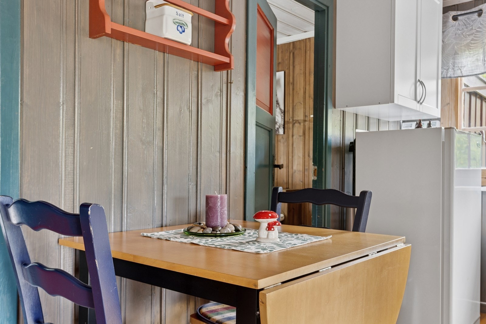 Koselig spiseplass på kjøkkenet der du kan starte dagen med en god frokost. Galleribilde