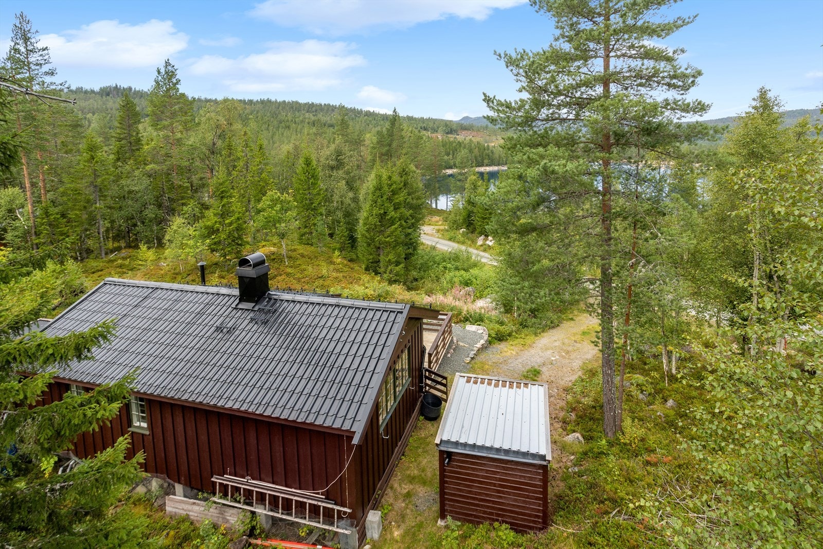 Hytta ligger fint til i et naturskjønt skogsområde ved Grytevatn i Sigdal kommune. Galleribilde