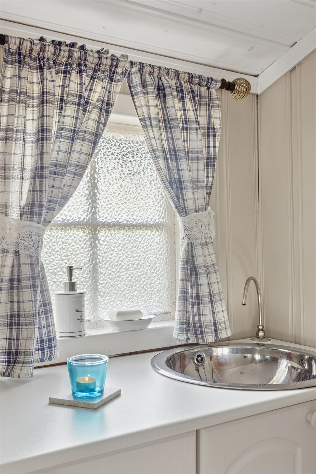 Toalettrom med utslagsvask. Galleribilde