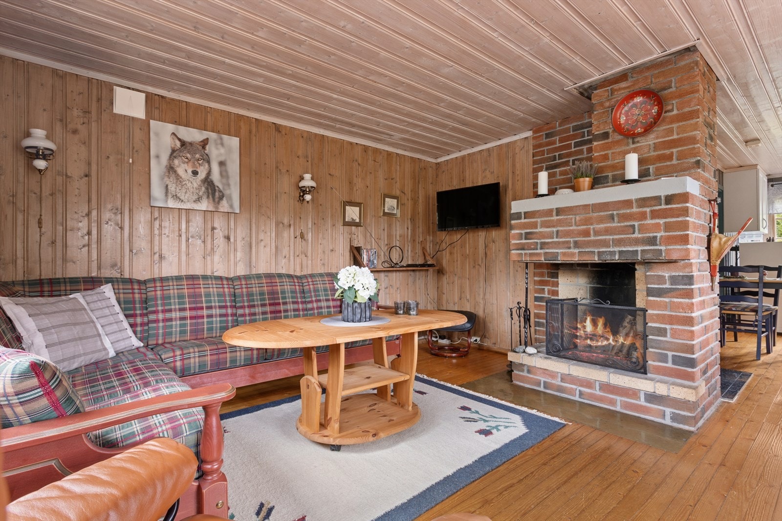 Romslig stue med peis som gir en lun og god varme på kalde vinterdager. Galleribilde