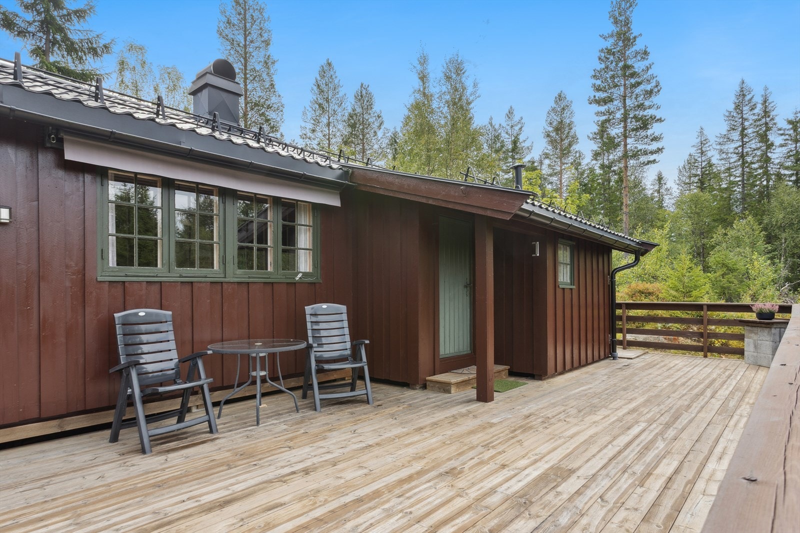 Inngangsparti med en stor og solrik terrasse på 35 m² til stor glede på gode og varme sommerdager. Galleribilde