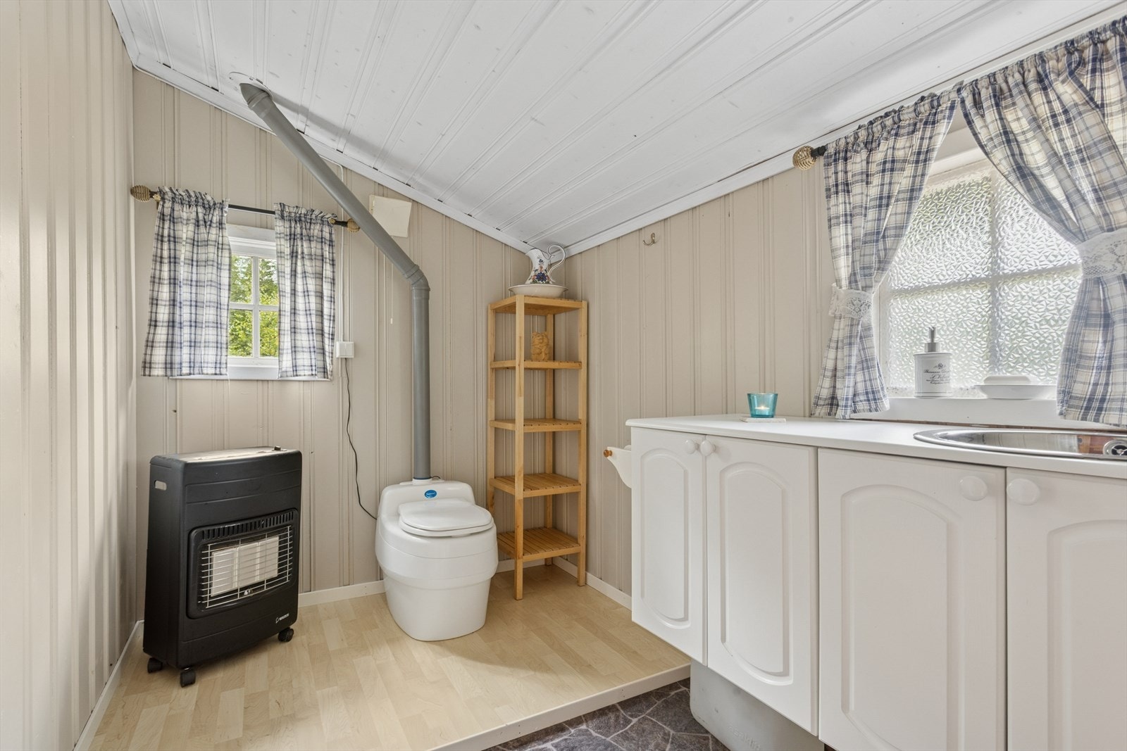 Utstyrt med separet toalett, nytt for ca 2 år siden med vifte avsug på selve toalett. Galleribilde