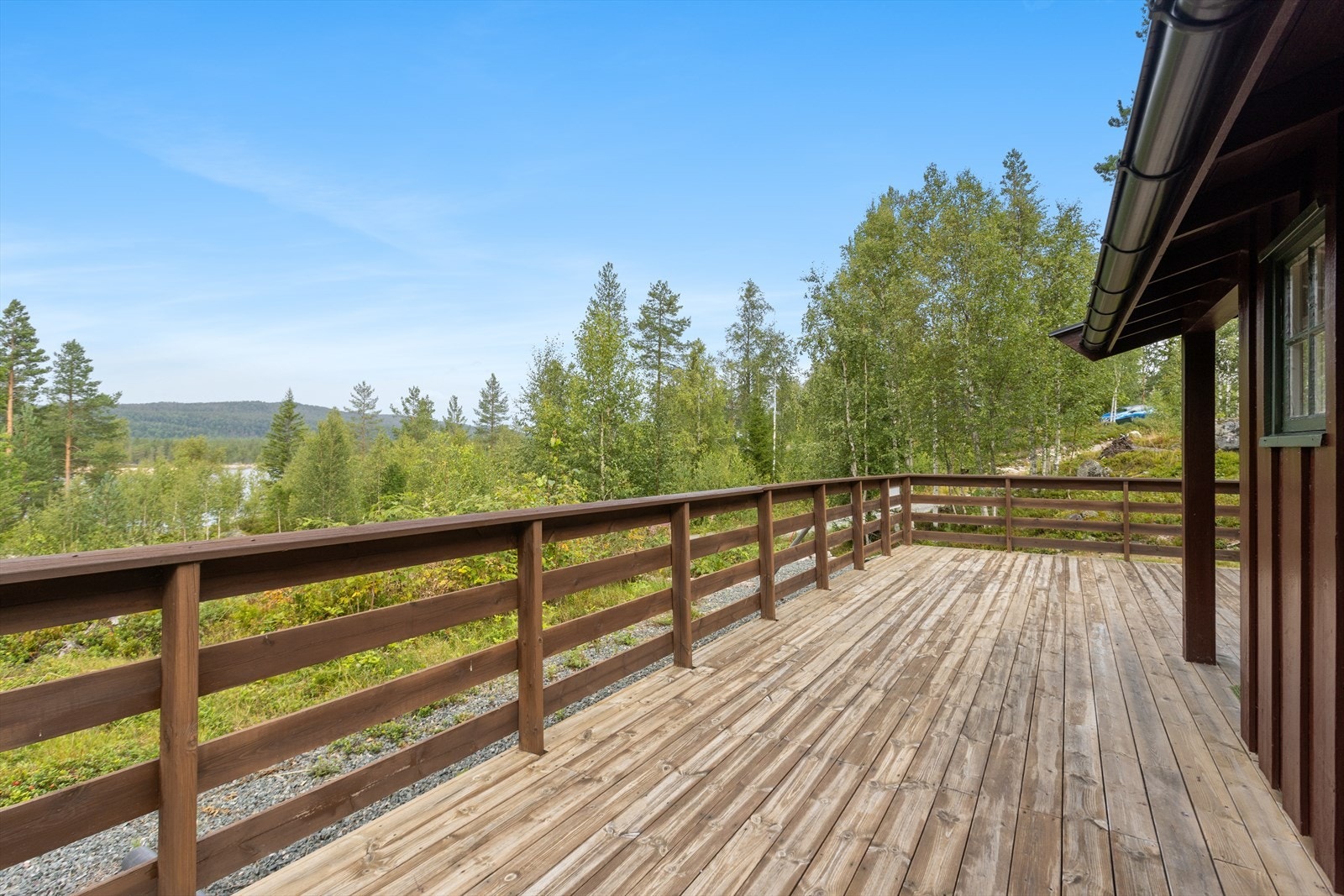 Solrik terrasse med nydelig utsikt over den flotte naturen som omgir hytta. Galleribilde