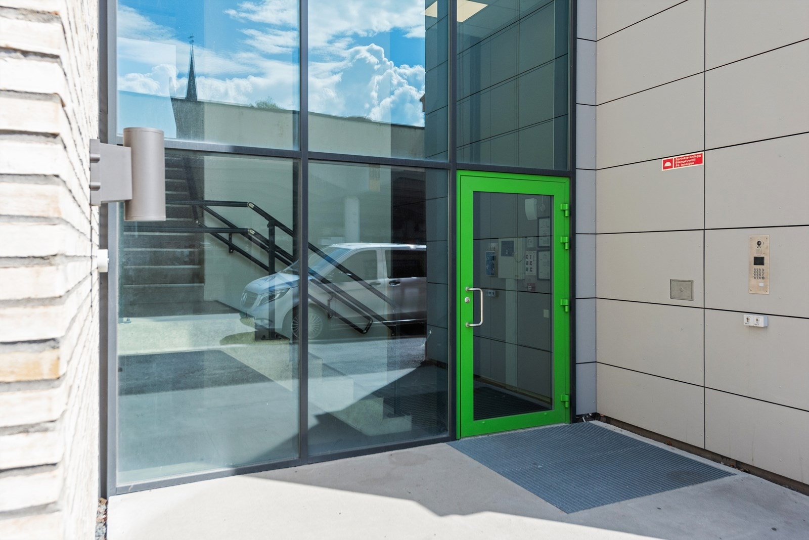 Felles inngang ønsker deg velkommen inn i leilighetsbygget Galleribilde