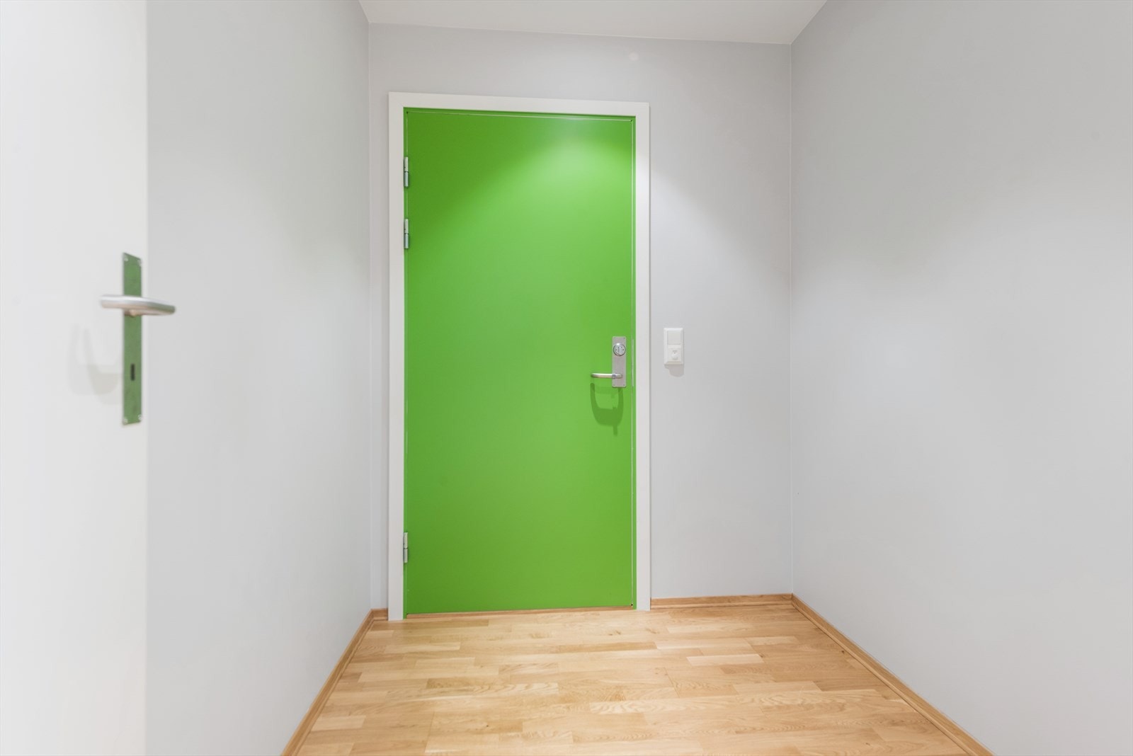 Du tar deg enkelt inn i leiligheten som ligger på bakkeplan. Trapp eller heis til parkeringskjeller og takterrasse. Galleribilde