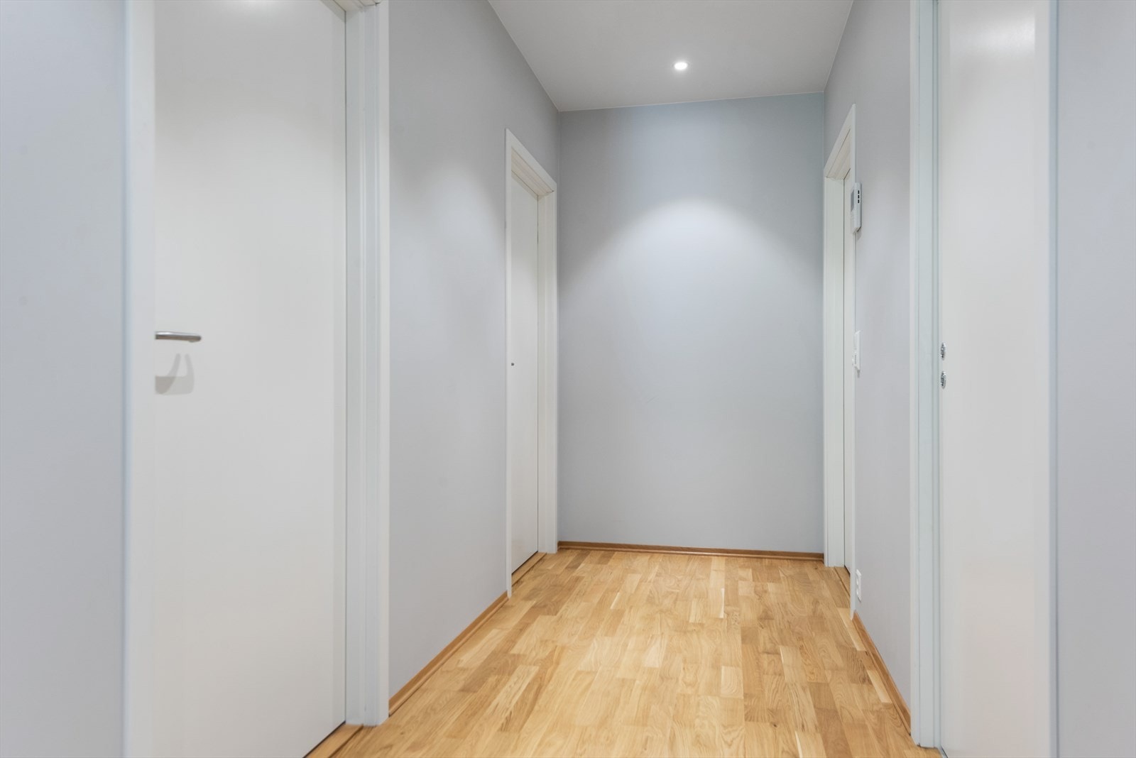 Tilgang til innvendig bod med skyvedør og baderom Galleribilde