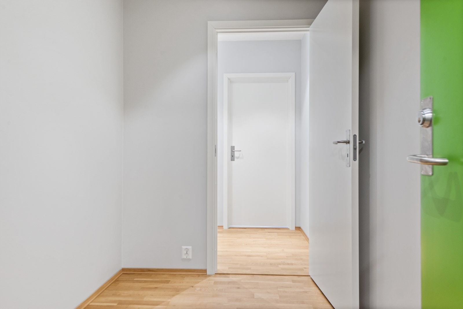 Praktisk entre som fungerer som en gjennomgang, med god plass til å henge fra seg yttertøy og oppbevare sko. Galleribilde