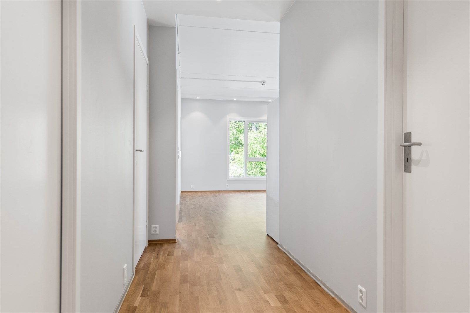 Tilgang til et soverom fra stue, mens gangen tar deg videre til øvrige rom Galleribilde