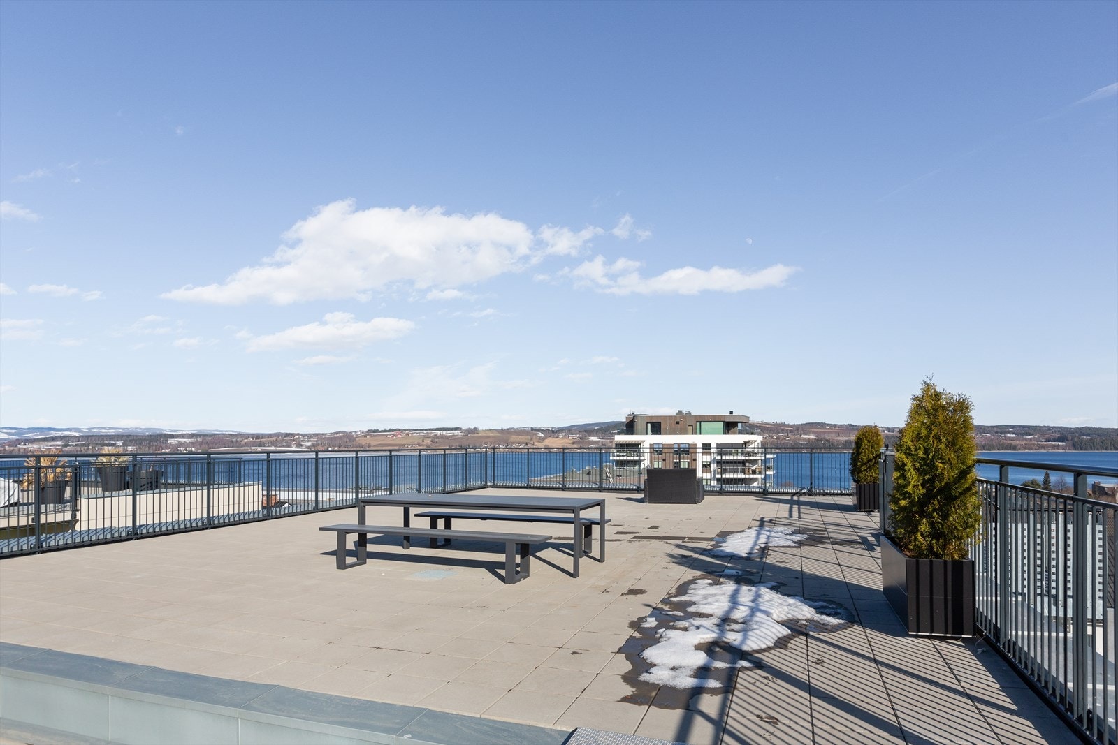 Varme sommerdager og storslått utsikt nytes fra felles takterrasse i bygget Galleribilde