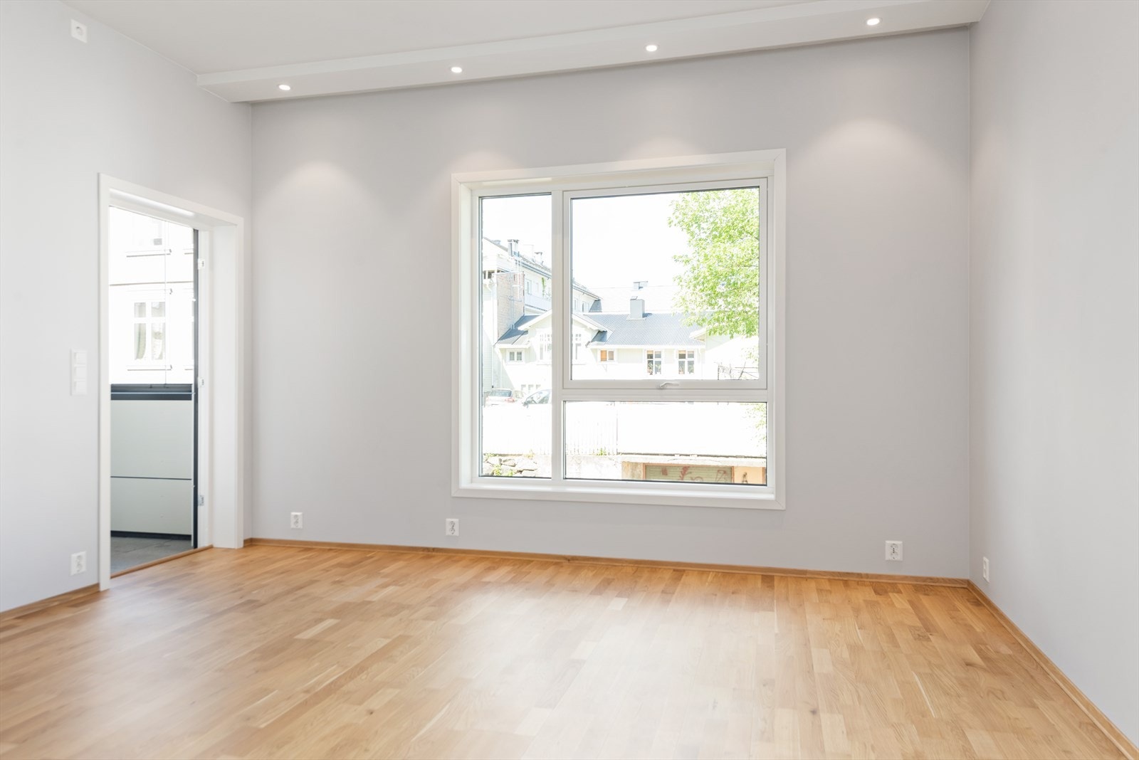 Stuen finner du med lyse overflater og parkett på gulv. Rommet har plass til både sofa og spisegruppe om ønskelig Galleribilde