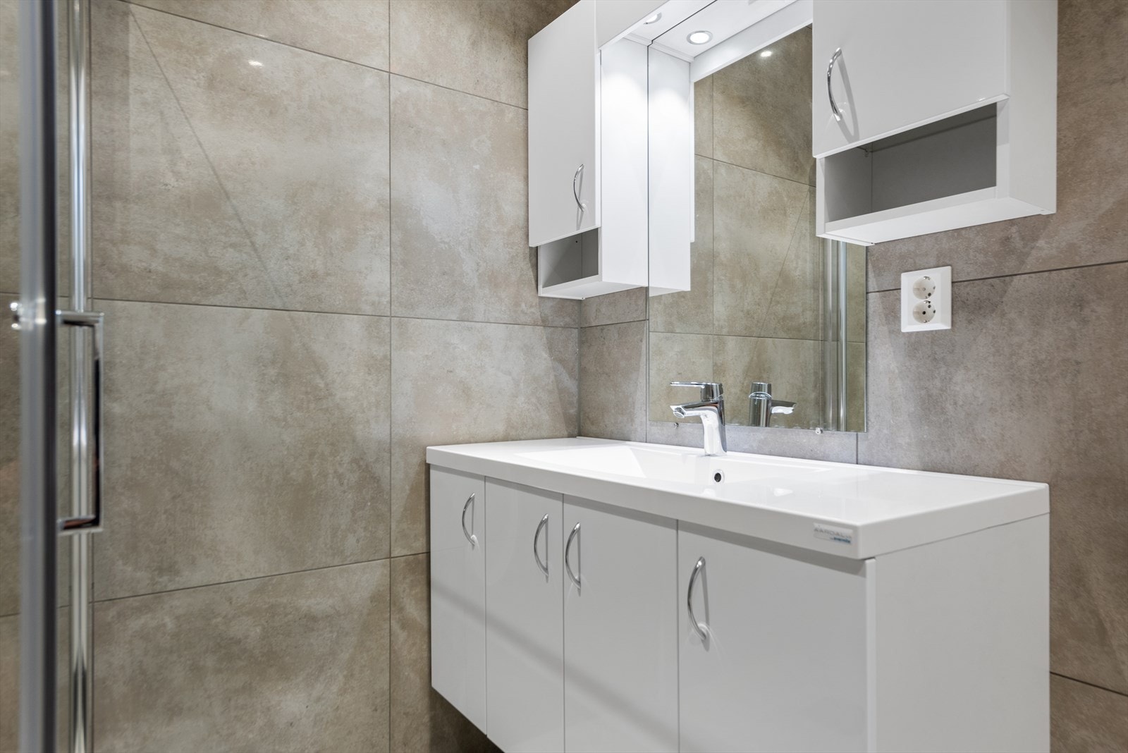 Rommet har et moderne uttrykk og fargetone, hvor det er montert høyttalere i himling som kan benyttes via bluetooth Galleribilde