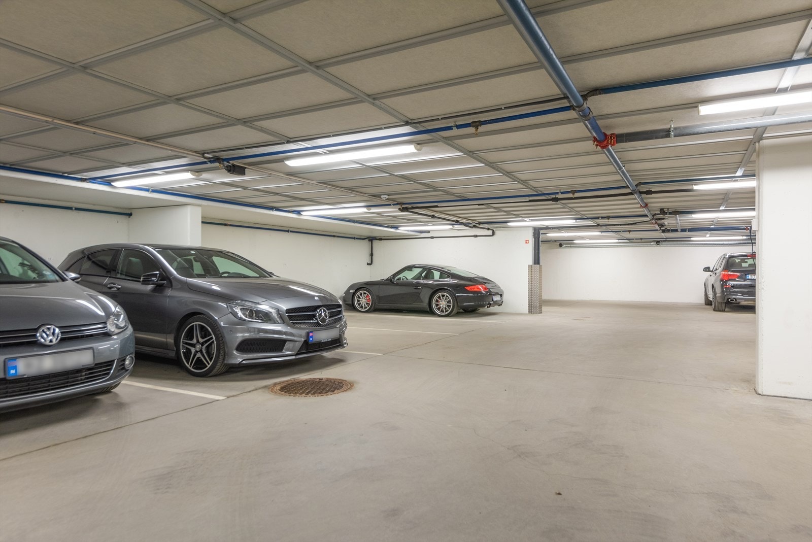 Garasjeplass i felles garasjeanlegg medfølger leiligheten Galleribilde