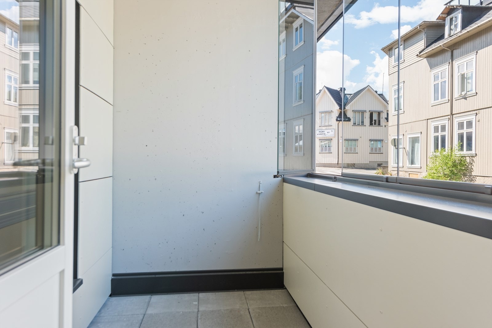 Tilgang fra soverom til innglasset balkong med glassfelt som kan åpnes Galleribilde