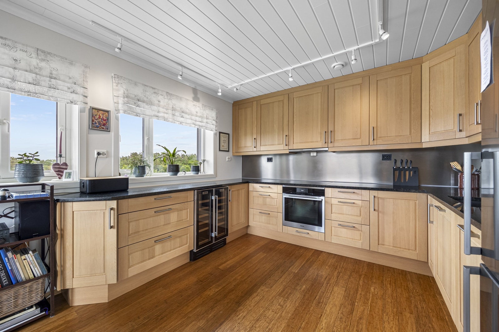 Stort kjøkken med bla. overskap bygd opp til takhøyde og benkeplate i granitt. Galleribilde