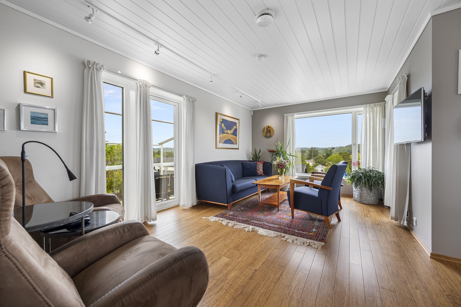 Lyse vegger og tak gir en luftig og åpen følelse samt en fin kontrast mot gulvet. Galleribilde