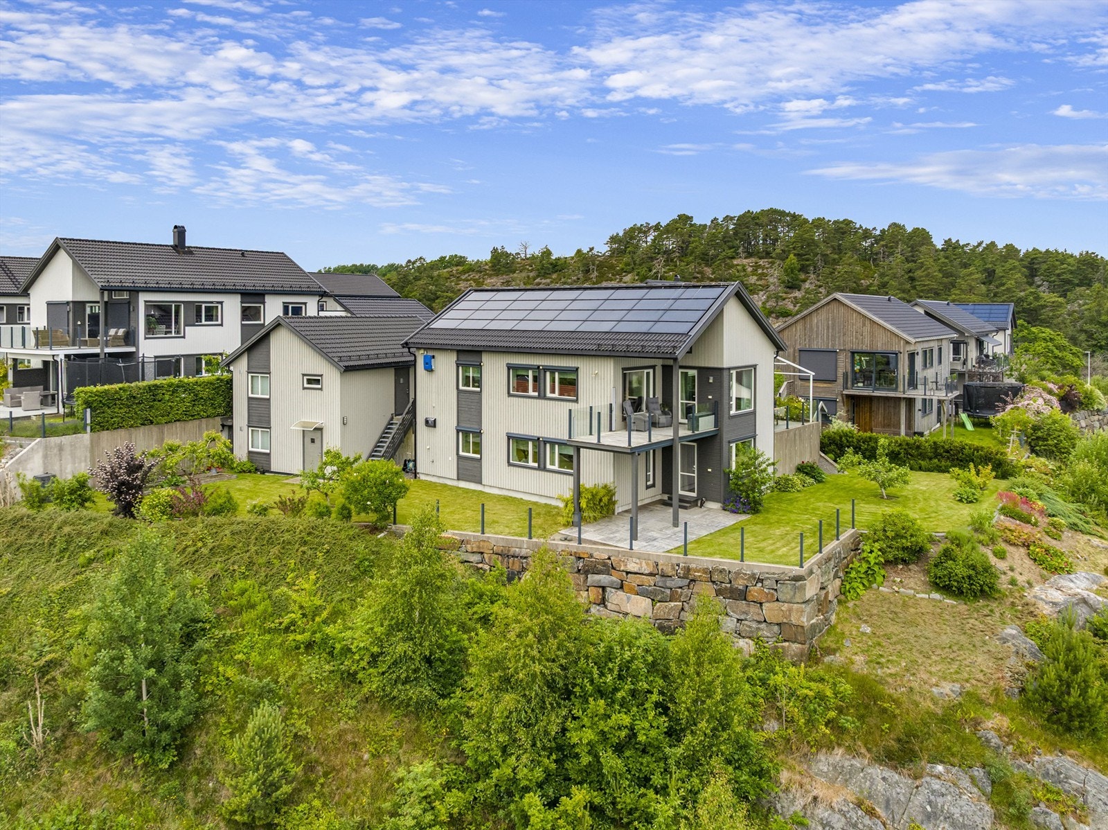 Velkommen til Øvre Fagervei 16; en Innholdsrik enebolig på solrik hjørnetomt- solcellepaneler på tak- garasje- stor hage- utsikt til elva. Galleribilde
