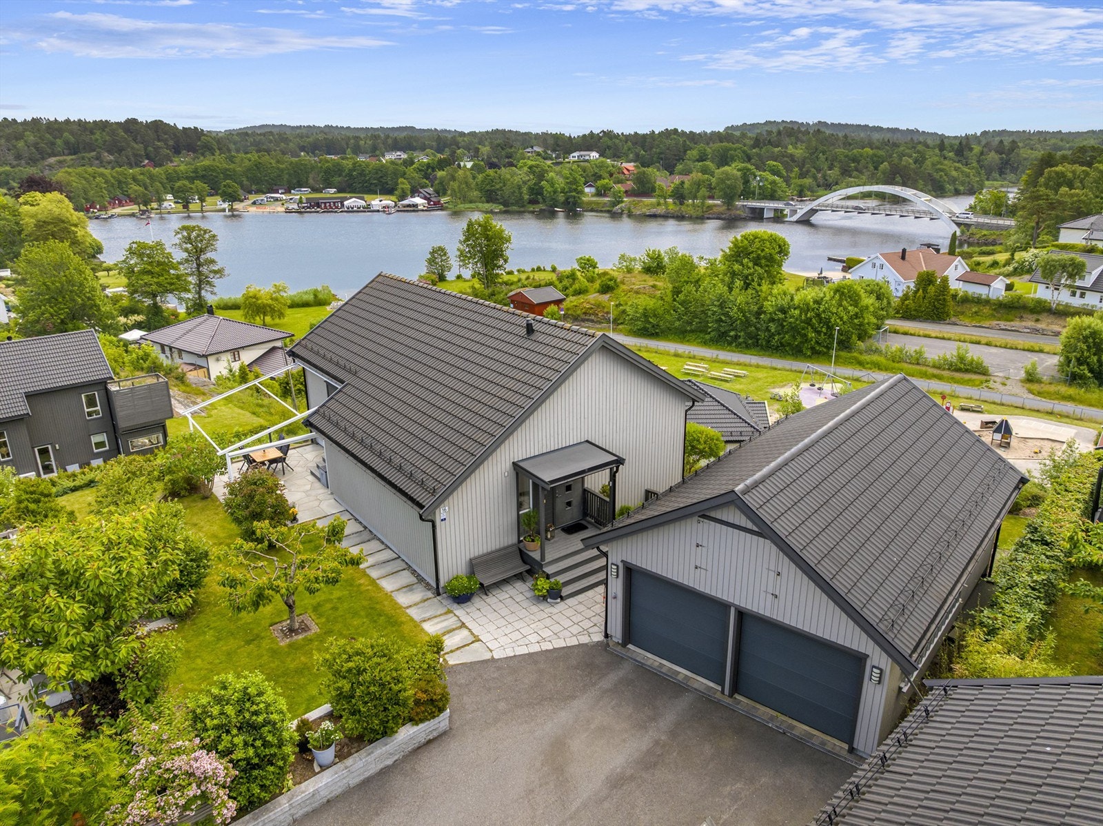 Innkjørselen er asfaltert. Det er god utnyttelse av tomtearealet med flere terrasser og hageareal rundt huset. Galleribilde