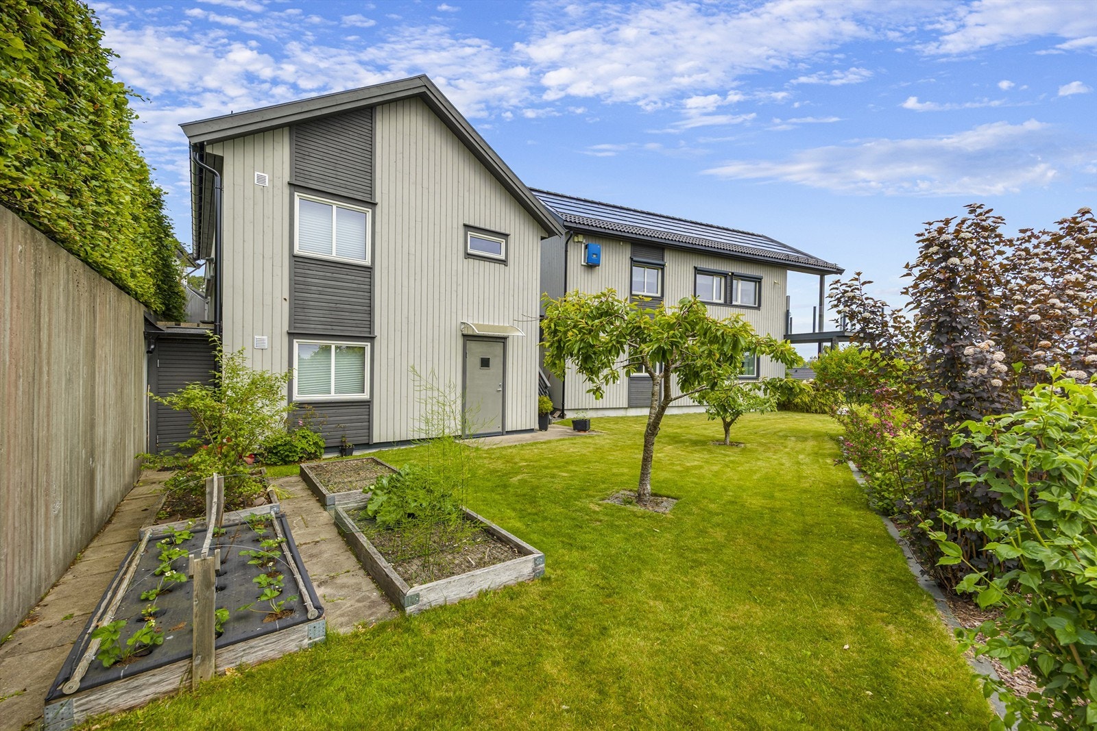 Stor dobbel garasje på eiendommen, bod/oppbevaringsplass i underetasjen og garasjeplass i 1 etasje. Galleribilde