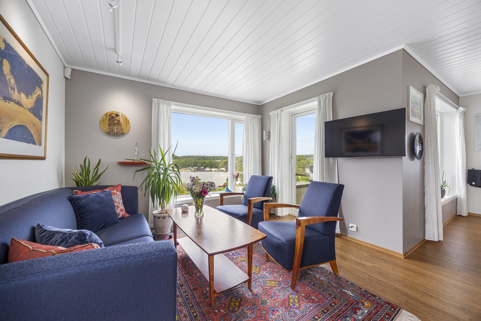 Fra stuen er det er utgang til overbygd veranda på fremsiden og terrassen. Galleribilde