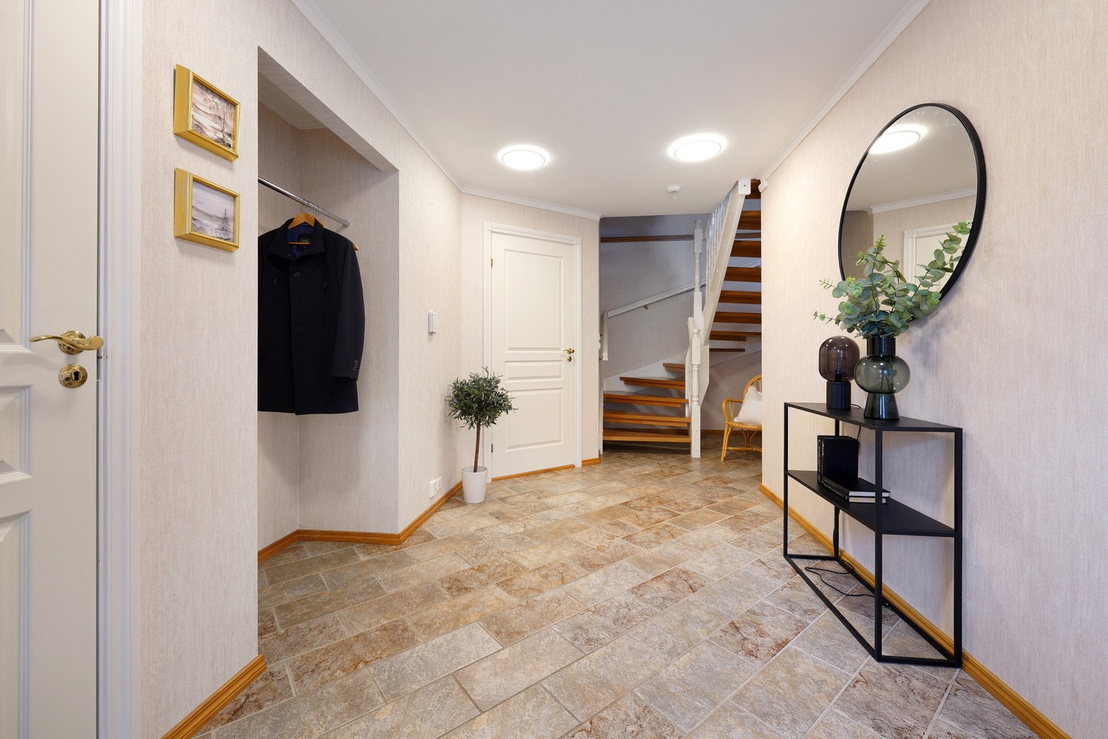 Entré er flislagt med varme i gulv Galleribilde