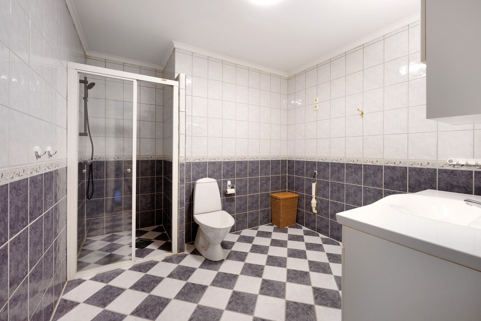 Badet i leiligheten er stort, er helfliset og har varme i gulv Galleribilde