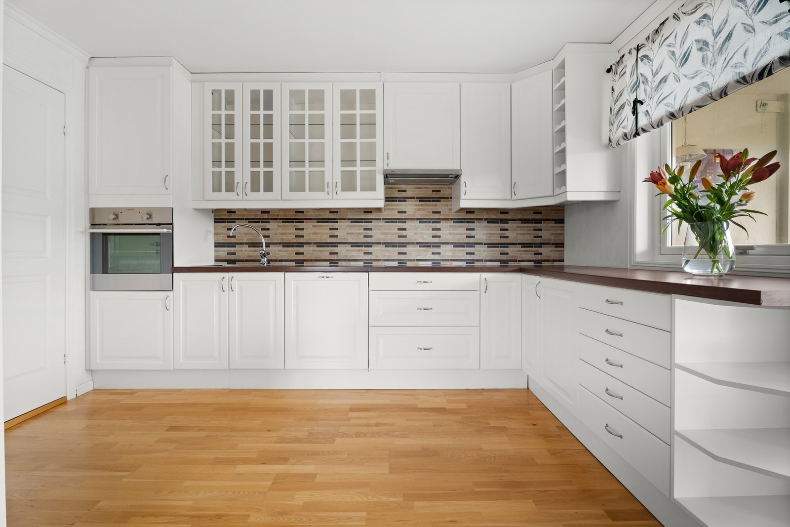 Stilrent kjøkken med god skapplass. Galleribilde