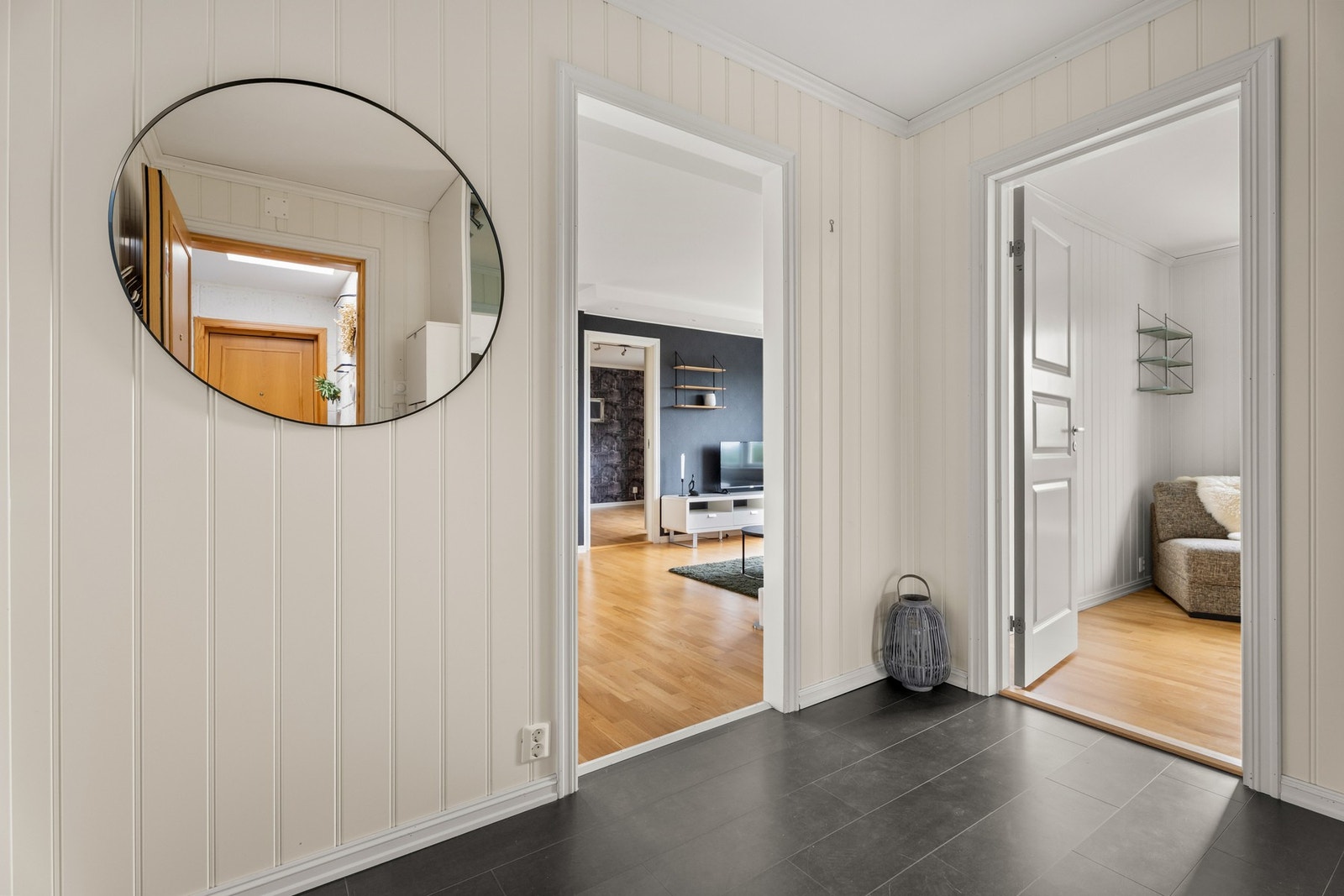 Fra entré er det direkte tilgang til bad og stue. Galleribilde