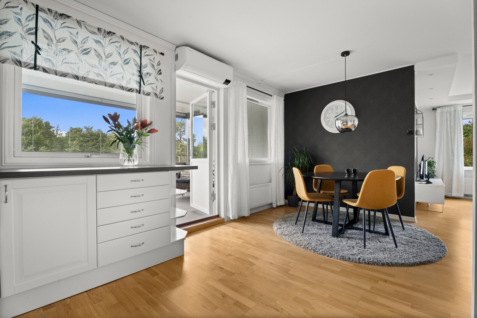 Direkte tilgang til innglasset balkong fra stue/kjøkken. Galleribilde