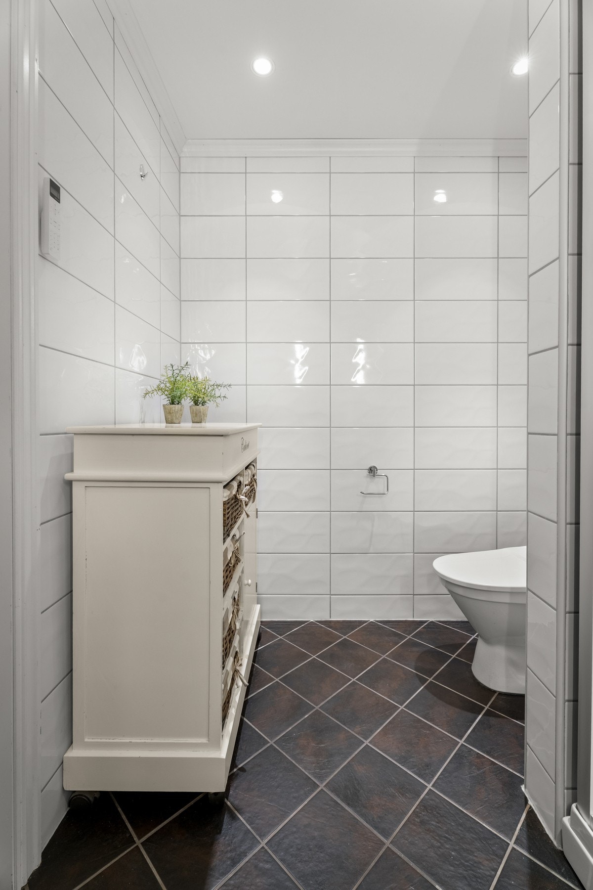 Toalettet er skjermet i hjørnet. Galleribilde