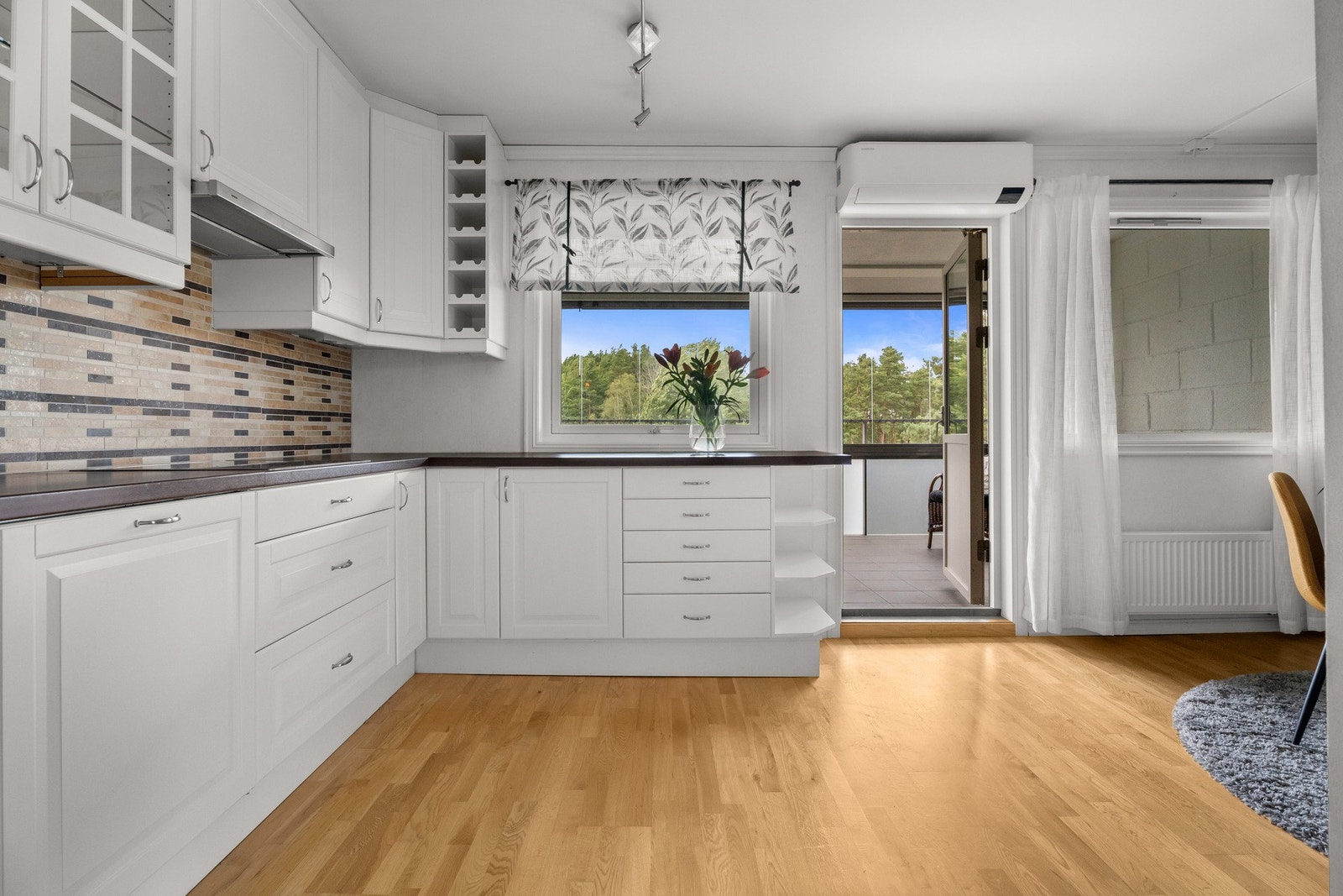 Kjøkkenet fremstår i god stand med moderne materialvalg. Galleribilde