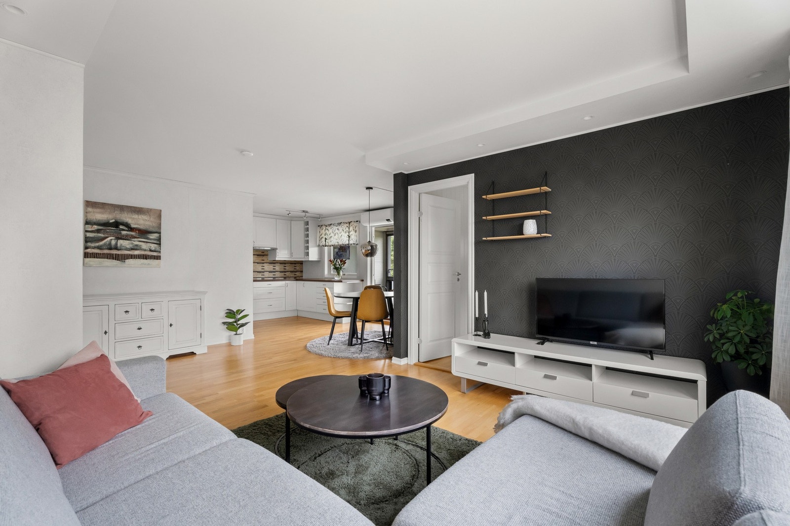 Romslig stue med åpen løsning mot kjøkken. Galleribilde