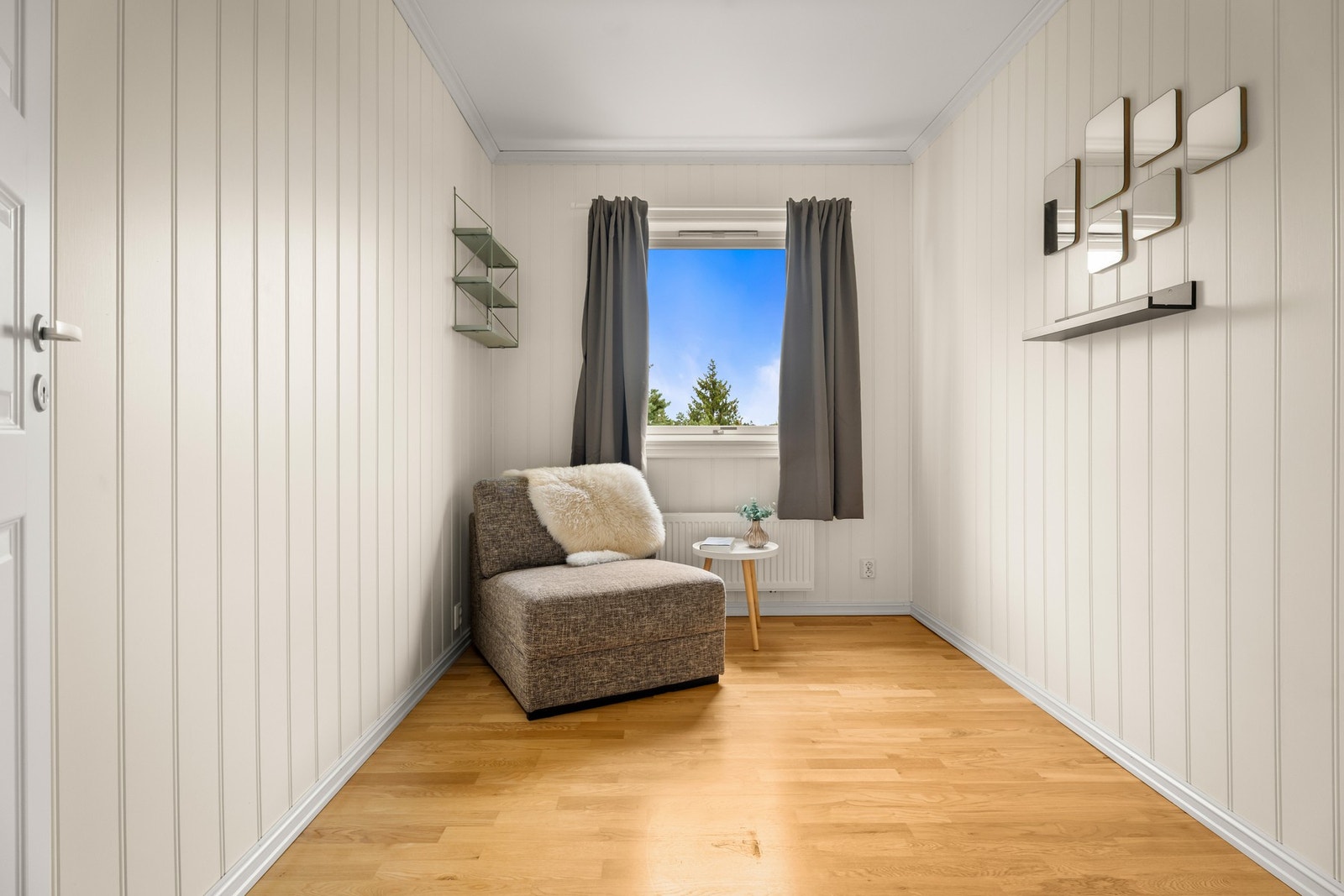 Soverom II - egnet både som oppholdsrom og hjemmekontor. Plass til dobbeltseng. Galleribilde