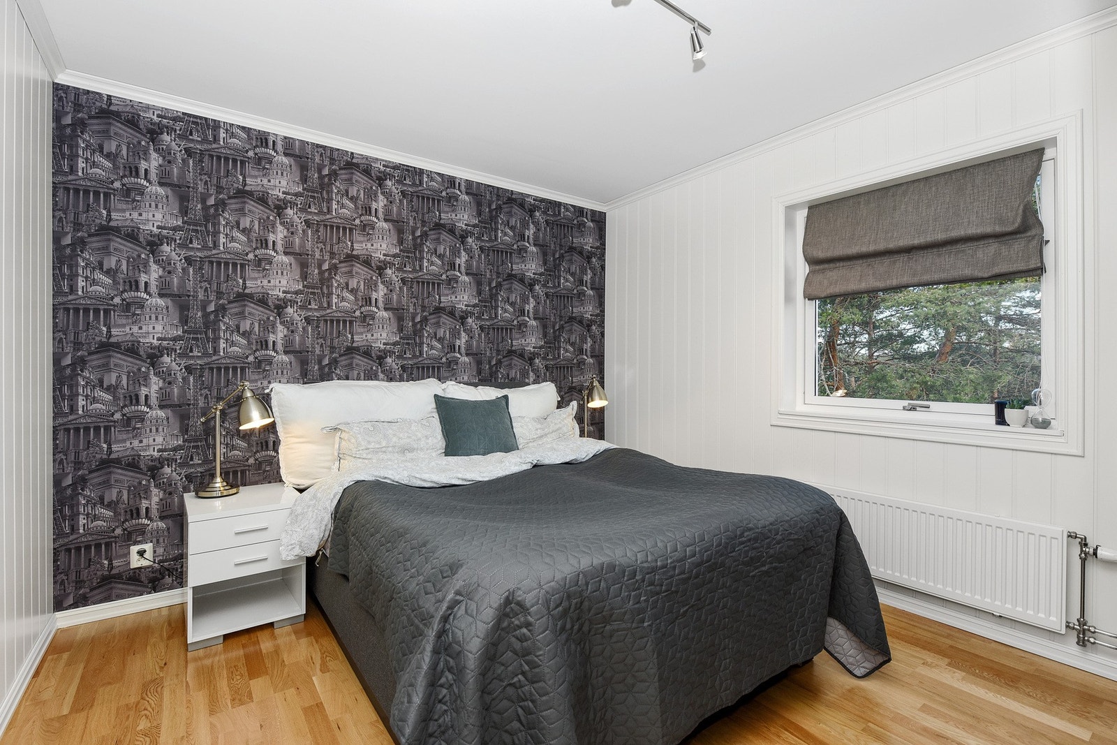 Hovedsoverom med god plass til dobbeltseng og tilhørende møblement.. Galleribilde