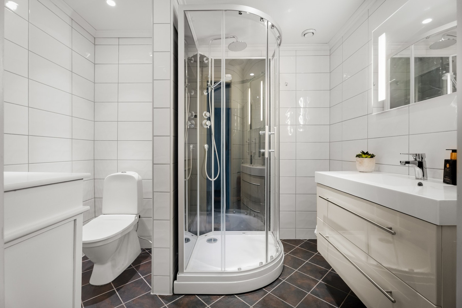 Lyst og luftig bad med god plassutnyttelse. Galleribilde