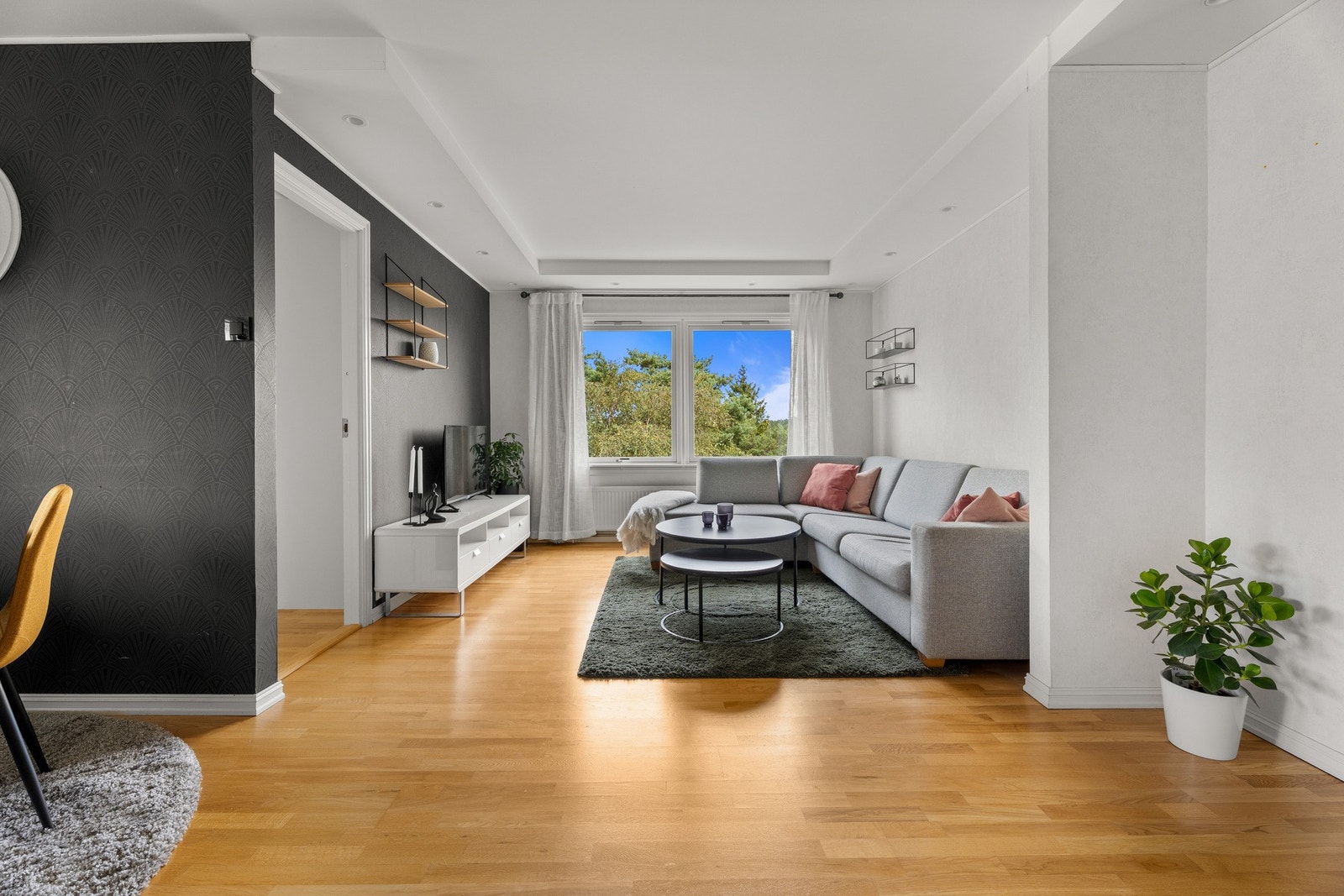 Store vindusflater gir godt med dagslys. Galleribilde