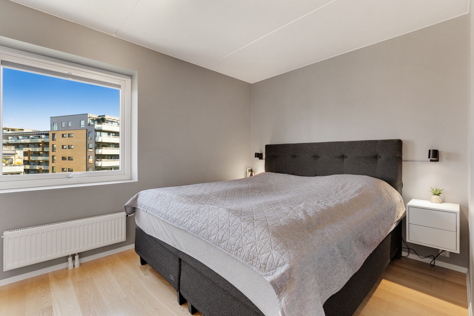 Hovedsoverommet er av god størrelse med god plass til dobbeltseng og nattbord Galleribilde