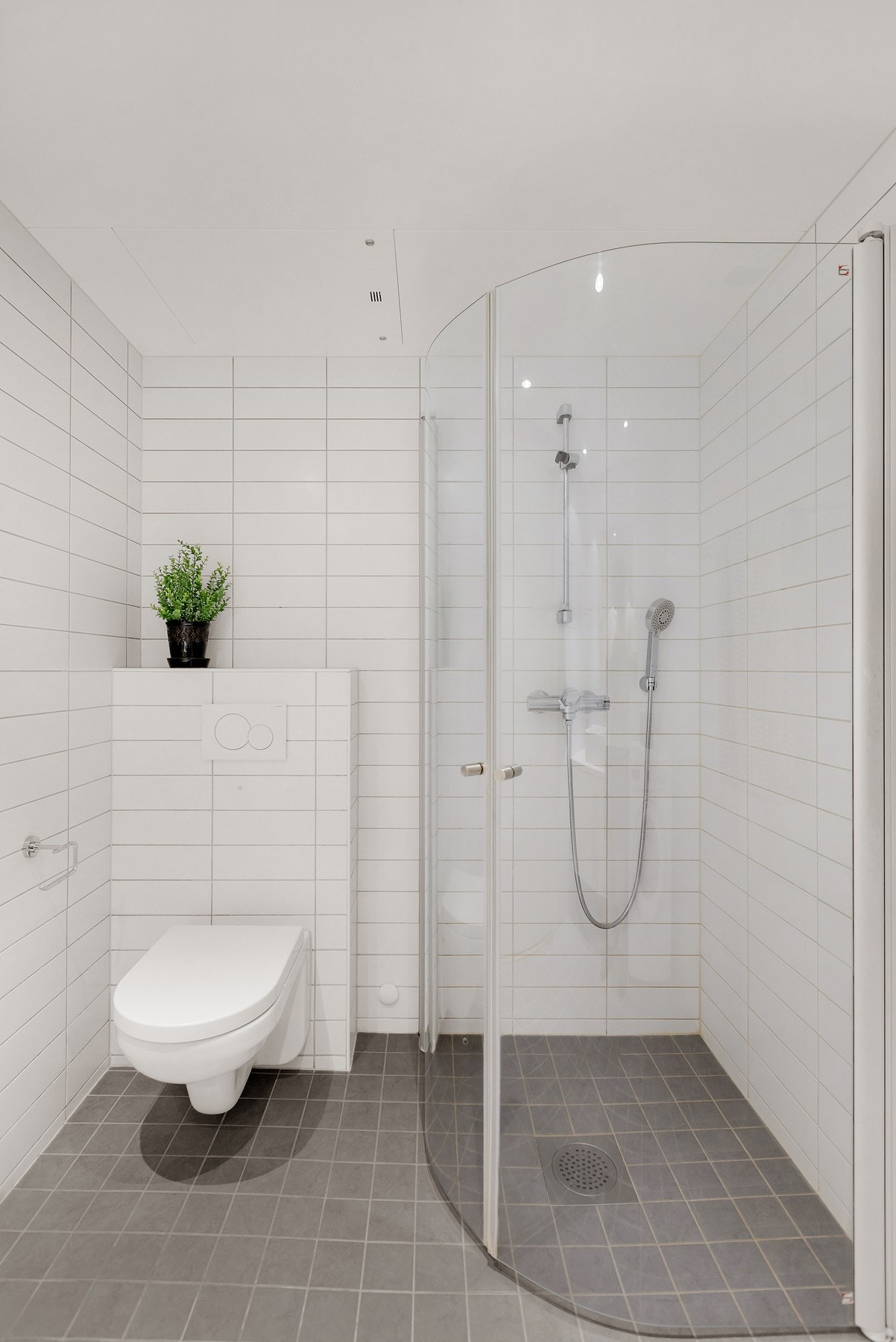 Badet har vegghengte dusjdører i glass Galleribilde