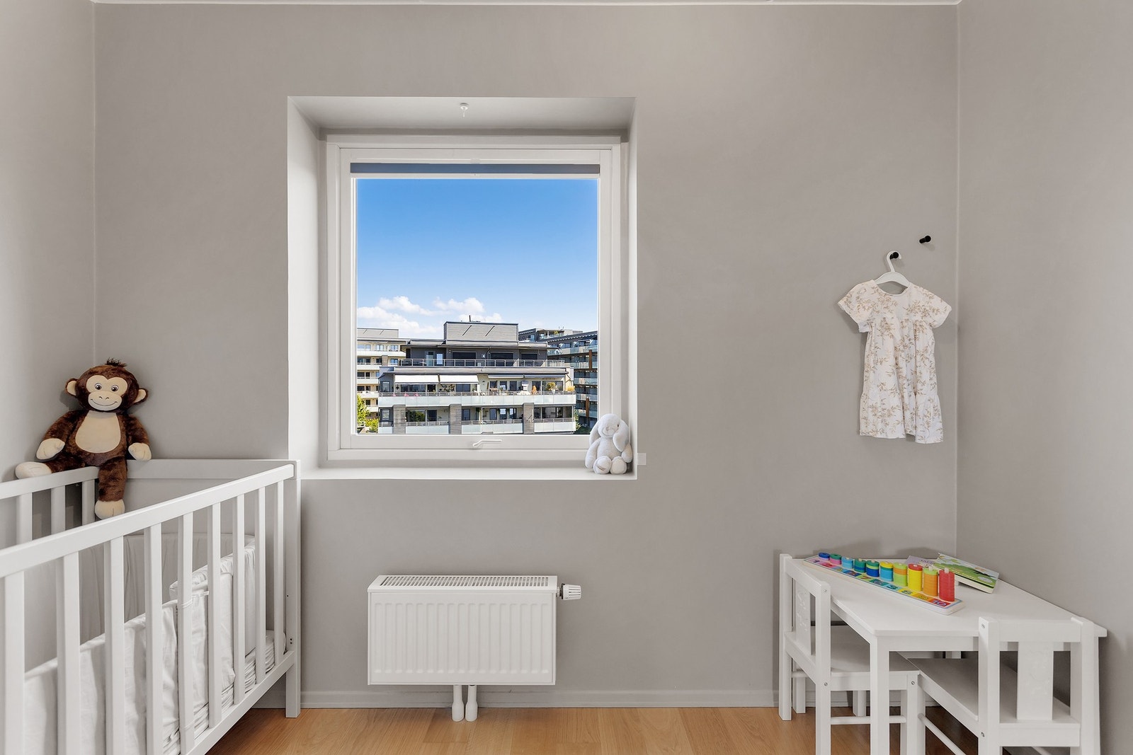 God plass til seng og ønsket møblement. Stort vindu som slipper inn godt med naturlig lys Galleribilde