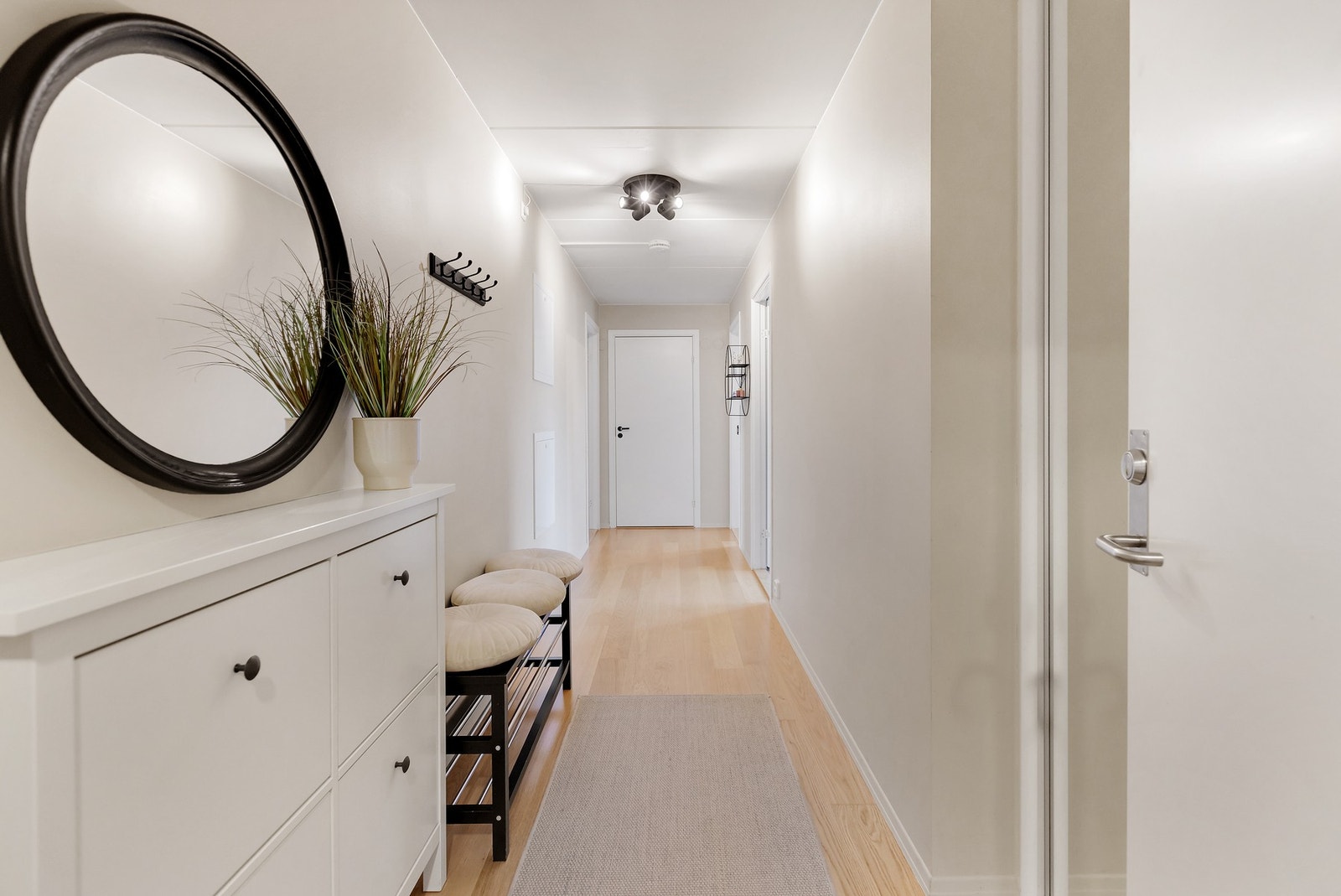 Lys og innbydende entré med god plass til oppbevaring av klar og sko Galleribilde