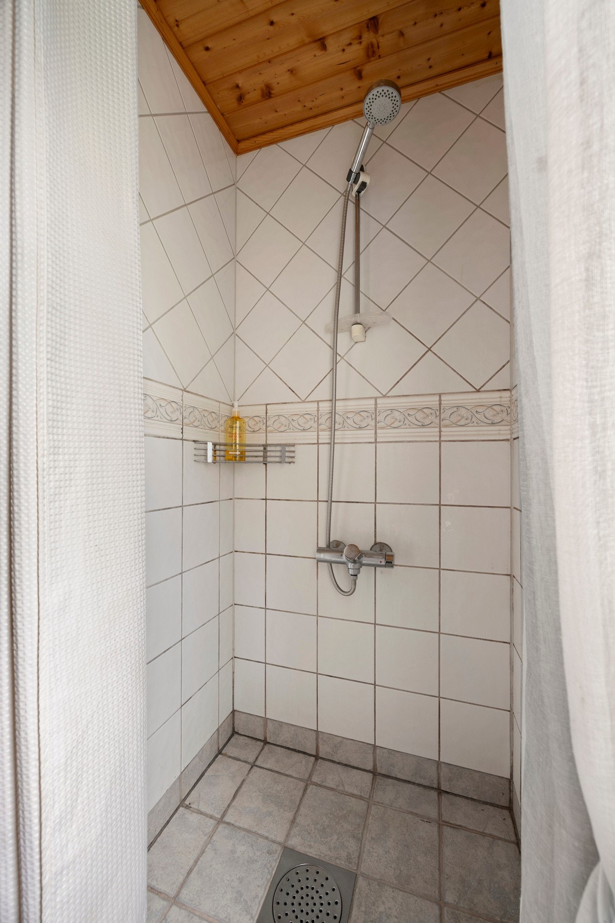 Badet er flislagt og har gulvvarme Galleribilde
