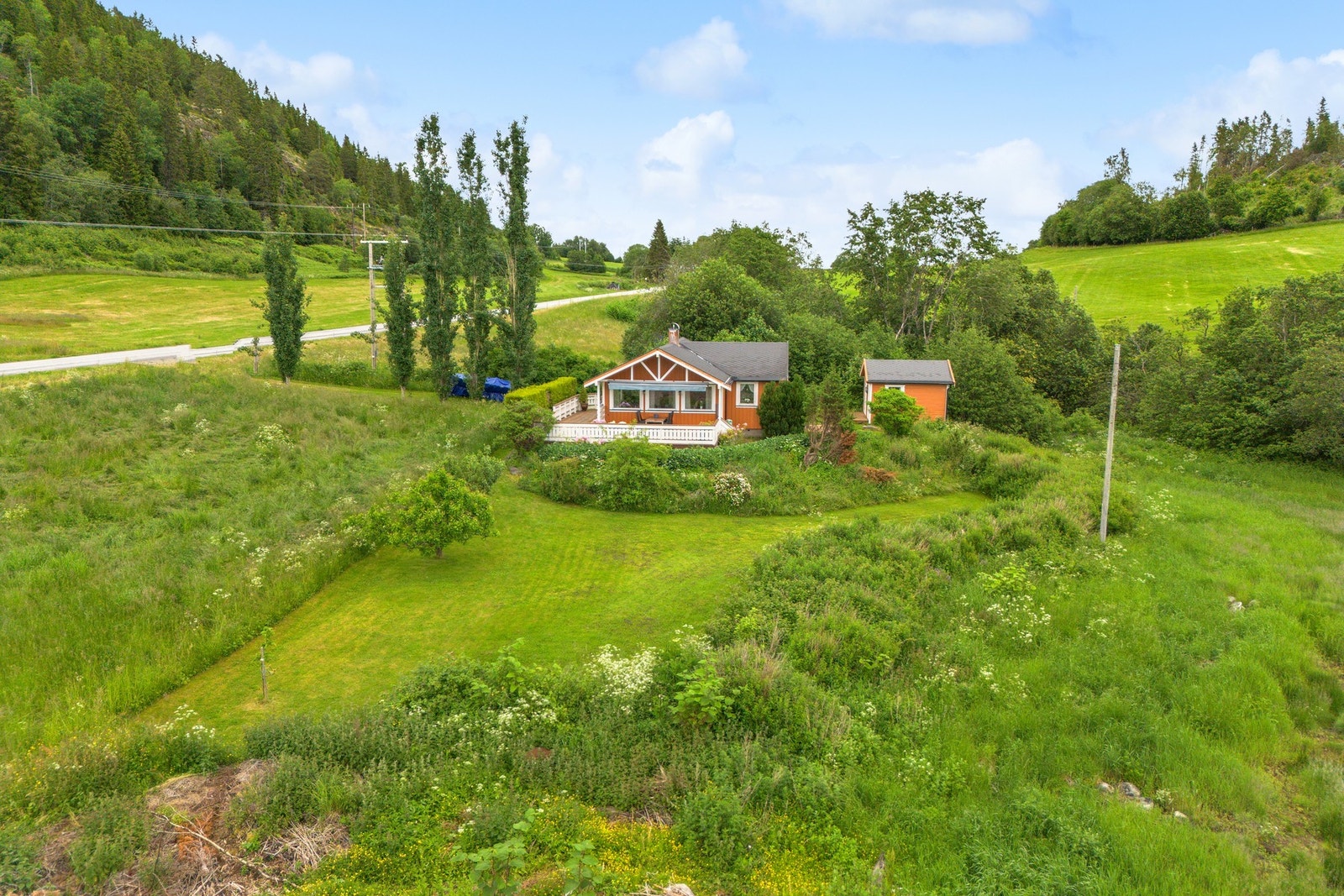 Romslig tomt på 1 159 kvm som gir hele familien godt med boltreplass! Galleribilde