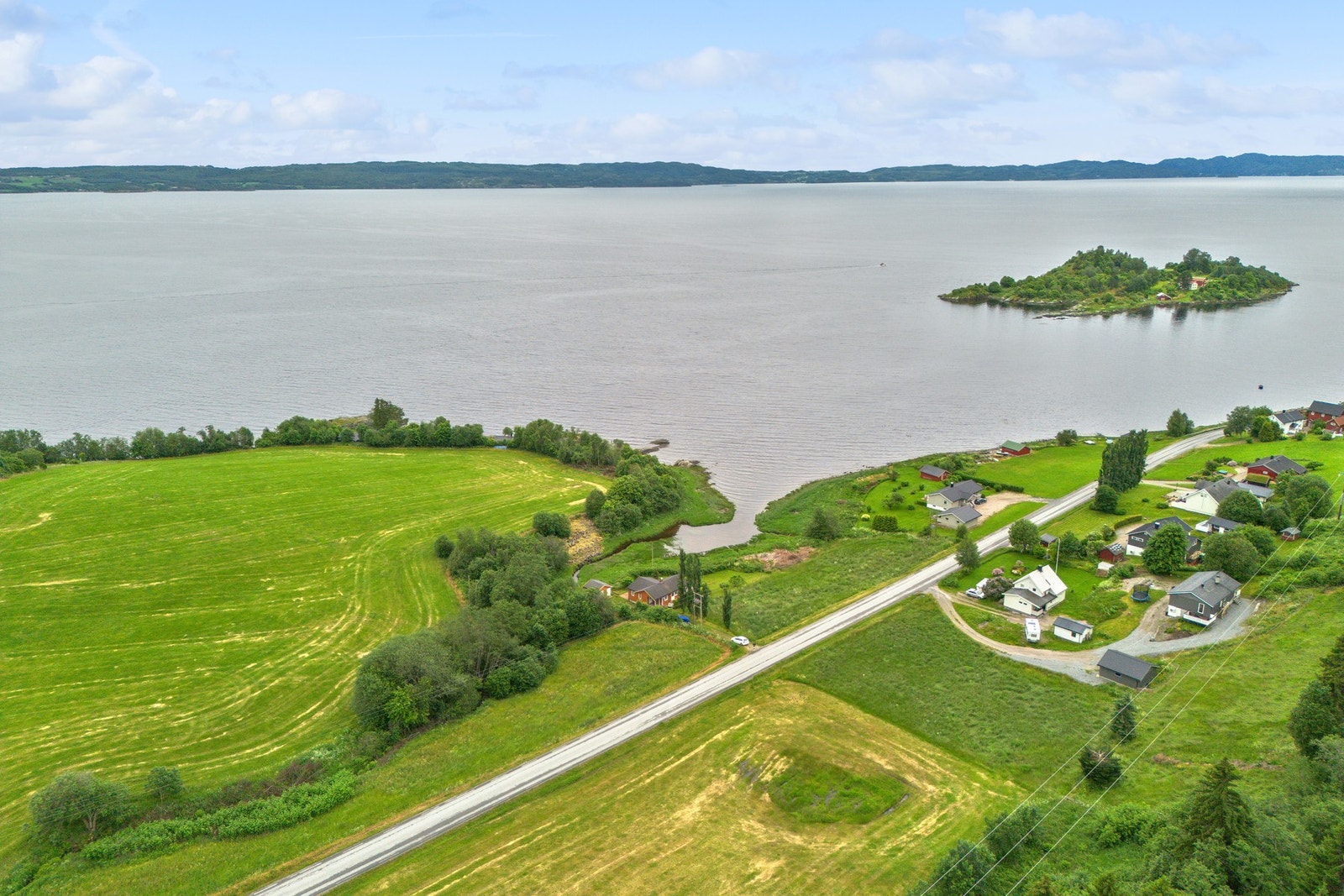 Ca. 8 kilometer til Malm med dagligvarebutikk, Cafe, bensinstasjon, byggvarebutikk, mm. Galleribilde