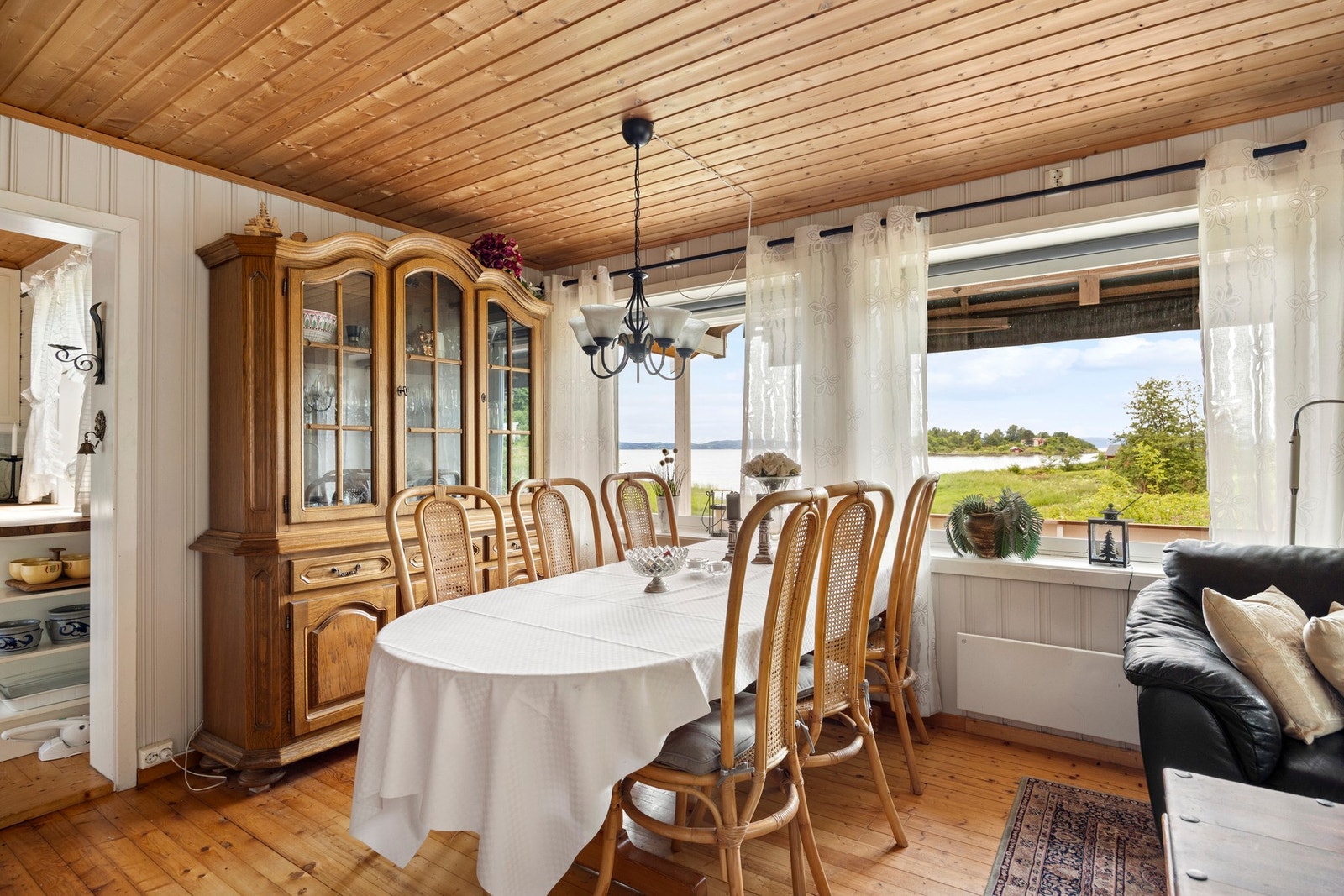 Det er god plass til spisebord som kan dekkes til flere gjester Galleribilde