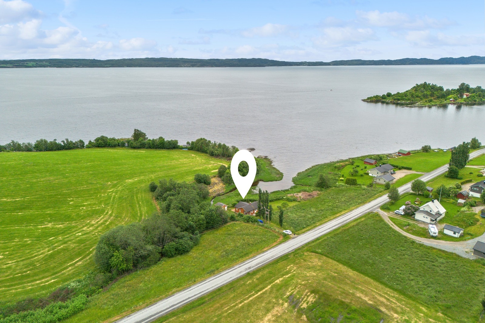 Attraktivt beliggende hytte med uthus på Vadanesset. Galleribilde