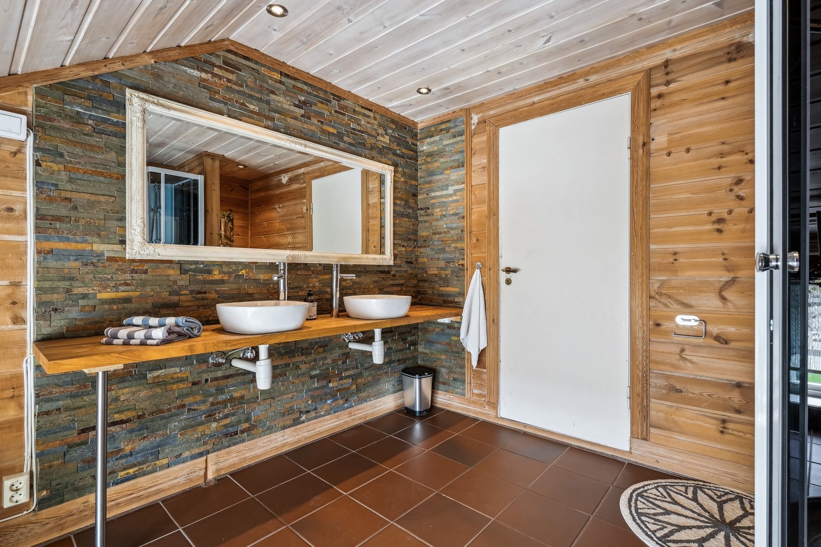 Badet i 2. etg. har hatt oppgradering i senere tid. Badet har flislagt gulv og på vegger er det dels panel og dels dekorstein. Galleribilde