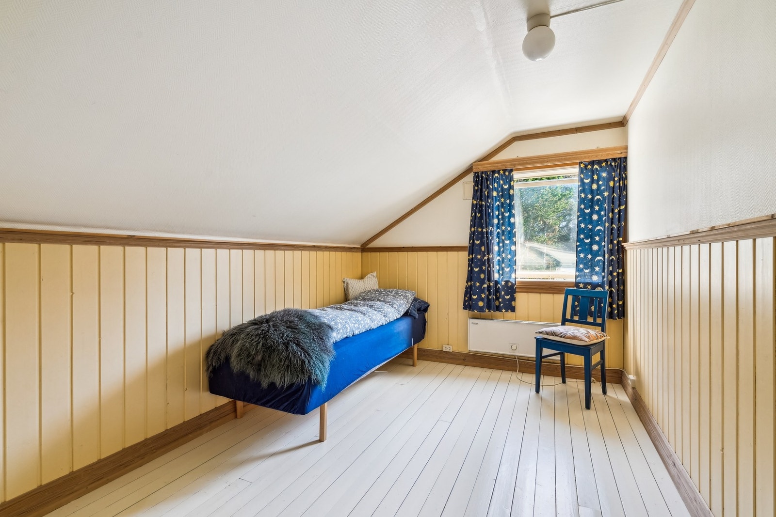 Soverom nr 2 med plass til seng, nattbord og kommode. Galleribilde