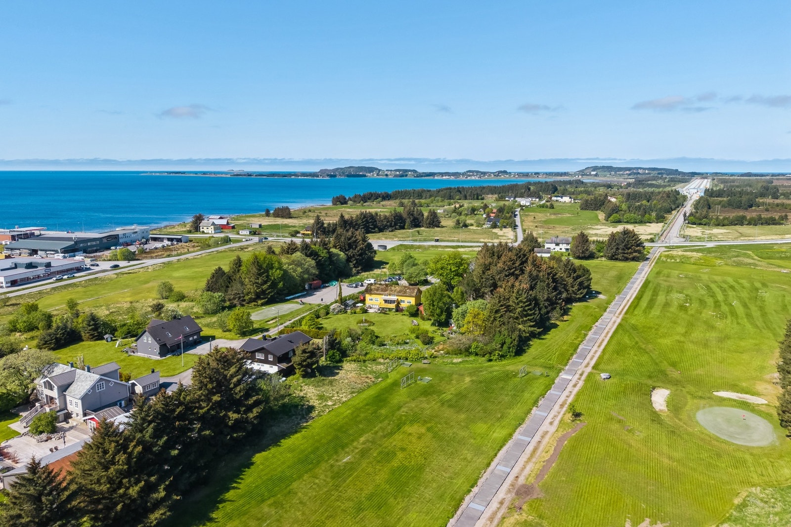 Er du glad i å spille golf kan du glede deg over at Giske golfklubb ligger et steinkast unna eiendommen. Galleribilde