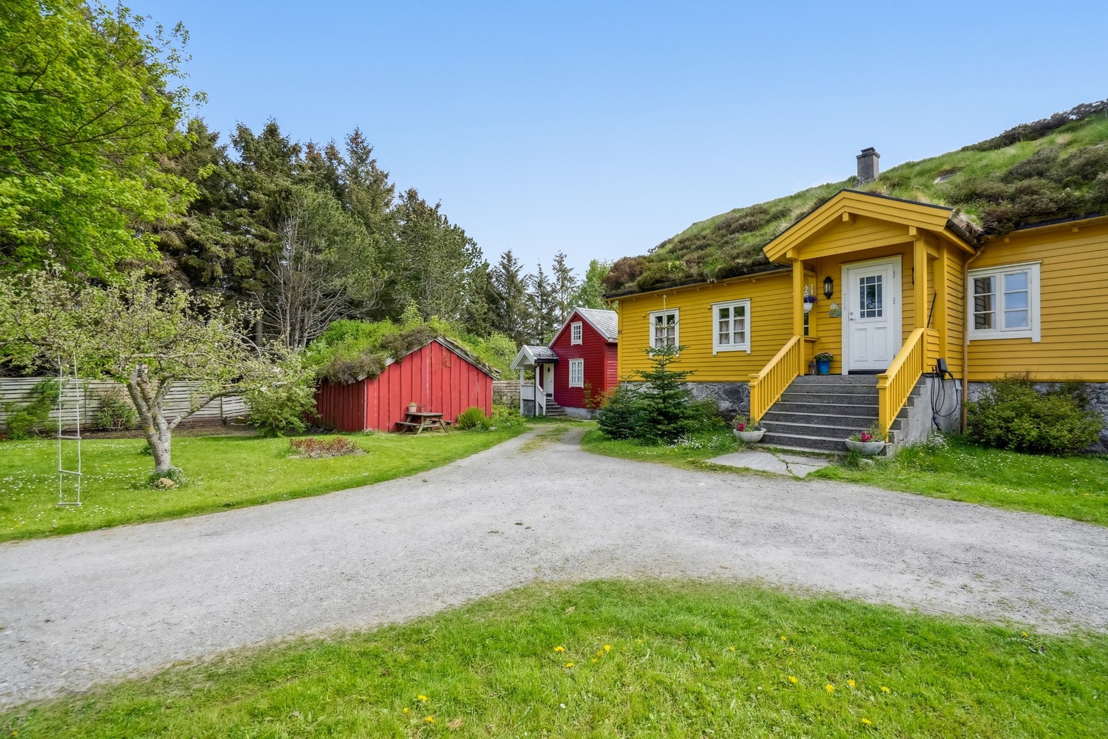 Gode parkeringsmuligheter på gruset gårdsplass. Galleribilde